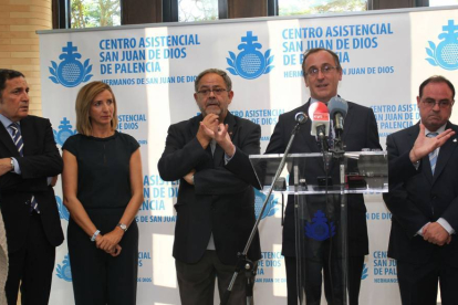 El ministro de Sanidad, Alfonso Alonso (2D) junto al gerente de San Juan de Dios, Bernabé Otero (D), al superior provincial, Miguel Ángel Varona (C), la consejera de Familia, Alicia García (2I) y el consejero de Sanidad, Antonio María Saez (I), inaugura l-Ical