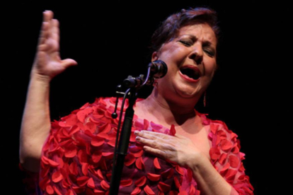 La cantante Carmen Linares en uno de sus conciertos.-