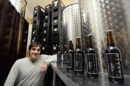 Marcos Sanz posa en su microcervecera junto a las características botellas de Caelia, que elabora de forma artesana.-VALENTÍN GUISANDE