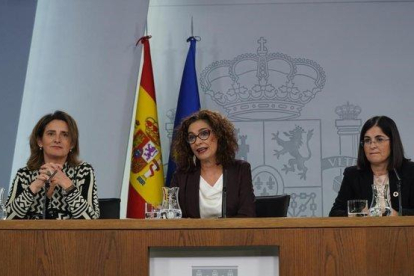 La ministra de Hacienda, María Jesús Montero (centro), en la rueda de prensa tras el Consejo de Ministros.-DAVID CASTRO