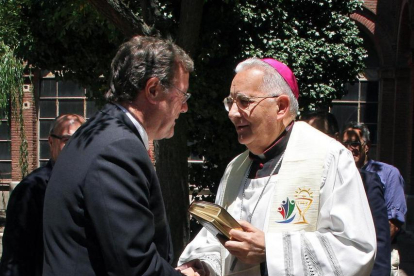 El obispo de León, Julián López, recibe al alcalde Antonio Silván en el acto de bendición y colocación de la primera piedra del futuro Museo Diocesano y de Semana Santa.-ICAL