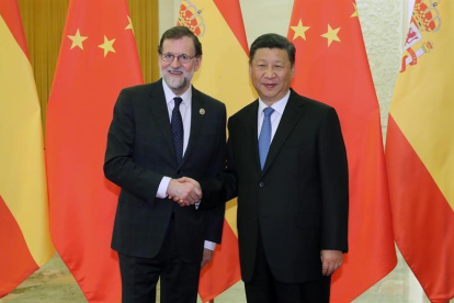 El presidente del Gobierno español, Mariano Rajoy (i), saluda al presidente de China, Xi Jinping (d), al inicio del encuentro bilateral que han mantenido hoy en el Gran Palacio del Pueblo, en el tercer viaje oficial del jefe del Ejecutivo español a China.-EFE