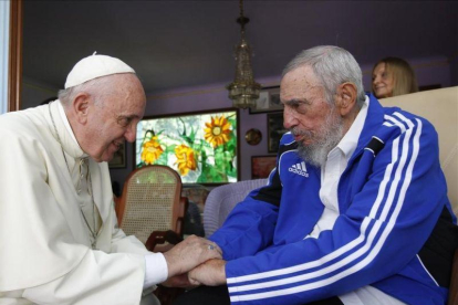 El Papa Francisco con Fidel Castro en La Habana, en septiembre del 2015.-AP / ALEX CASTRO