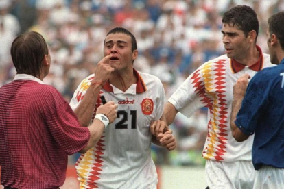 Luis Enrique muestra al árbitro el golpe que le propinó Tassotti en el Mundial de 1994.-EFE