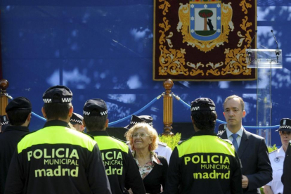 Fotografía facilitada por el Ayuntamiento de Madrid de su alcaldesa Manuela Carmena junto al secretario de Estado de Seguridad Francisco Martinez.-/ NIP (EFE)