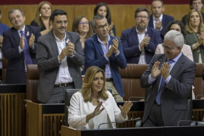 Susana Díaz, aplaudida por los diputados del PSOE en el Parlamento andaluz.-EFE / JULIO MUÑOZ