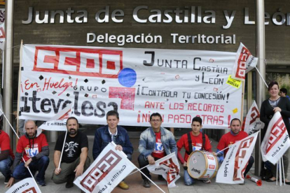 Los trabajadores de la ITV en Soria se volvieron a concentrar ayer ante  la Junta.-VALENTÍN GUISANDE
