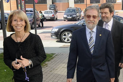 La vicerrectora, Amelia Moyano, junto al rector de la UVa, Marcos Sacristán. / V. G.-