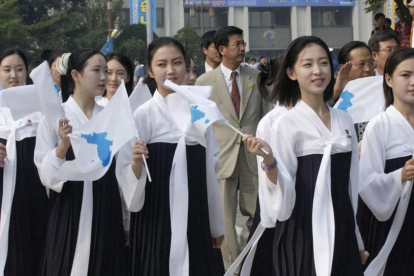 Grupo de animadoras de Corea del Norte en el Campeonatos de Atletismo de Asia en el 2005-AFP / HWANG SUNGHEE