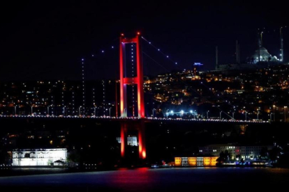 El puente del Bósforo, que conecta la parta europea de la ciudad con la asiática, en Estambul, fotografiado este 15 de julio.-REUTERS