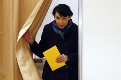 Birgitta Jónsdóttir, del Partido Pirata, antes de depositar su voto.-AP / FRANK AUGSTEIN