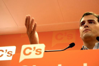 El líder de Ciudadanos y número uno para las elecciones generales del 20 de diciembre, Albert Rivera, durante una rueda de prensa en una foto de archivo.-RICARD FADRIQUE