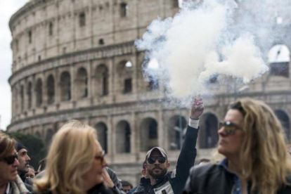 Un hombre alza una lata de humo durante una protesta frente al Coliseo de Roma  Italia   durante una huelga convocada hoy  23 de marzo de 2017  tras la reunion de ayer entre taxistas y gobierno en la que no se llego a un acuerdo-EFE / ANGELO CARCONI