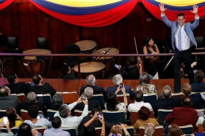 Guaidó, durante un mitin con estudiantes en Caracas, este viernes.-REUTERS / CARLOS GARCÍA RAWLINS