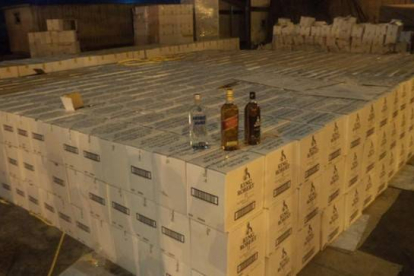 Cargamento de bebidas alcohólicas interceptada por el servicio de aduanas saudí.-