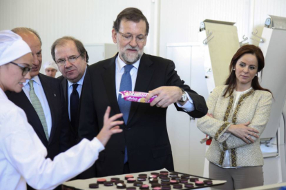 El presidente del Gobierno, Mariano Rajoy (C) y el de la Junta, Juan Vicente Herrera (2I), visitan el Centro de I+DEA de Grupo Siro en El Espinar (Segovia) junto al presidente del Grupo Siro, Juan Manuel González Serna (I), y la consejera de Agricultura, -Ical