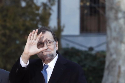 El jefe del Ejecutivo, Mariano Rajoy, saluda a su llegada al Senado para asistir a la VI Conferencia de Presidentes.-EFE