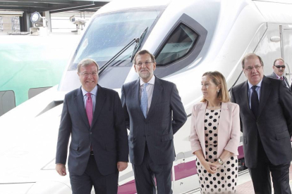 El presidente del gobierno,Mariano Rajoy junto a la ministra de Fomento, Ana Pastor, el presidente de la Junta Juan Vicente Herrera y el alcalde de León, Antonio Silván en la estación de León con motivo de la inauguración del tren de alta velocidad que ha-Ical