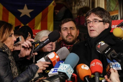 Puigdemont, junto a Comín, en Lovaina.-AFP / THIERRY ROGE
