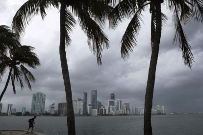 Vientos huracanados sobre la ciudad de Miami, en Florida (EEUU).-JOE RAEDLE (AFP)