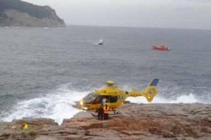 El helicóptero en el que fue trasladado el niño, en el momento del rescate-ADN