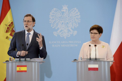 El presidente del Gobierno español, Mariano Rajoy, y la primera ministra polaca, Beata Szydlo, durante una rueda de prensa tras su reunión en el Palacio Belvedere de Varsovia.-JACEK TURCZYK / EFE