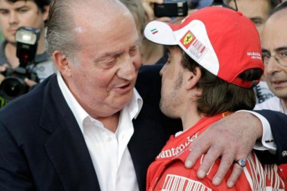 El Rey Juan Carlos consuela a Fernando Alonso, en el GP de Abu Dabi del 2010.-AP / GERO BRELOER