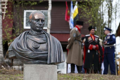 Cosacos junto al busto de Putin como emperador romano.-Foto:   REUTERS / MAXIM ZMEYEV