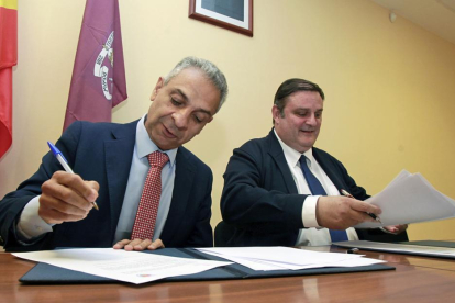 Moisés Israel y Ruiz Zapatero en la firma del convenio de colaboración entre el Numancia y la UVa.-Mario Tejedor