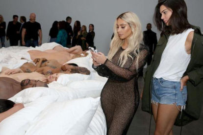 Kim Kardashian y Kendall Jenner contemplando 'Famous', el pasado 26 de agosto en Los Ángeles.-RACHEL MURRAY