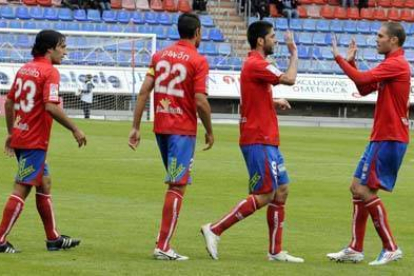 Los jugadores del Numancia celebran uno de los goles anotados ante el Barça B. / ÁLVARO MARTÍNEZ-