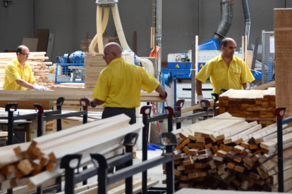 Trabajadores de Norma Doors.-A. M.