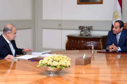 Al Sisi (derecha) posa con el hasta ahora ministro del Petróleo, en una imagen de este sábado.-Foto:  PRESIDENCIA DE EGIPTO