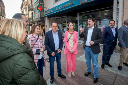 Fernández Mañueco en su visita a Soria. MARIO TEJEDOR (8)