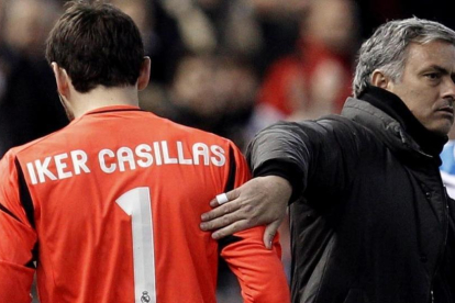 Casillas y Mourinho, en un partido del Madrid del 2013-EFE