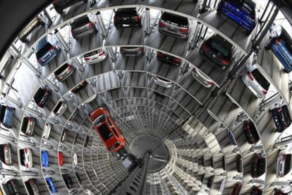 Vehículos Volkswagen en el centro de almacenamiento en Wolfsburg.-AFP PHOTO / TOBIAS SCHWARZ