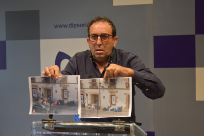 Raúl Lozano muestra las imágenes de la basura en los contenedores de la capital. HDS
