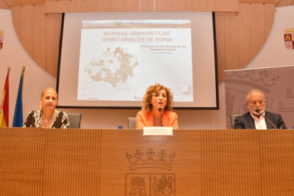 Yolanda de Gregorio, María Pardo y José Antonio de Miguel, en la presentación de ayer. HDS