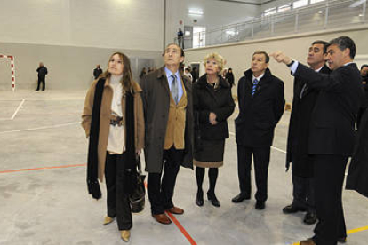 Los responsables políticos y los del centro burgense durante su visita al polideportivo. / VALENTÍN GUISANDE-