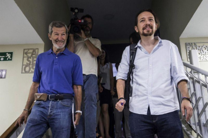 El secretario general de Podemos Madrid y ex JEMAD, Julio Rodríguez junto al líder de la formación morada, Pablo Iglesias.-EMILIO NARANJO (EFE)