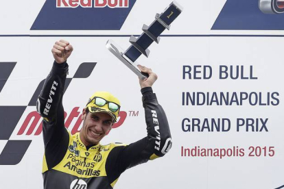 Álex Rins, en el podio de Indianápolis, con el trofeo que lo acredita como ganador del gran premio.-AP / DARRON CUMMINGS