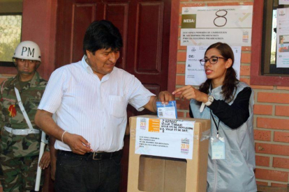 Evo Morales emitiendo su voto en las elecciones primarias de Bolivia.-EFE EPA ABI