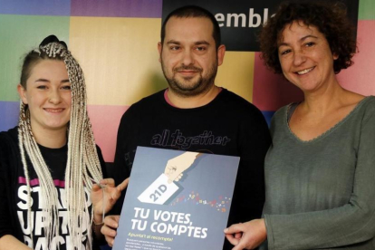 De izquierda a derecha, Maria Morante (CDR), Jordi Pairó (ACN) y Maria Ballester (CUP), en la presentación de la campaña Tu votes, tu comptes.-JORDI PUJOLAR (ACN)