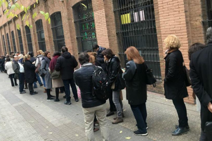 Colas a primera hora en el colegio electoral La Sedeta de Barcelona.-JORDI COTRINA