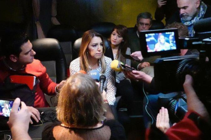 Susana Díaz atiende a los medios de comunicación en el autobús electoral tras suspender el mitin.-PSOE