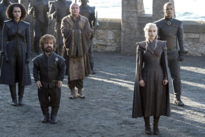 Tyrion (Peter Dinklage) y Daenerys (Emilia Clarke), con Lord Varys (Conleth Hill) entre ambos, detrás.-HBO