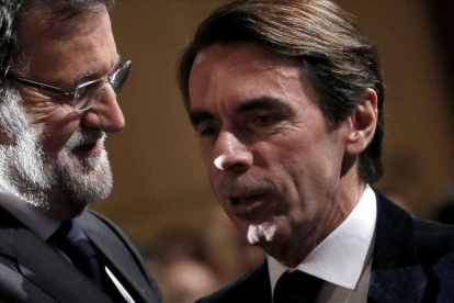 Los expresidentes José María Aznar y Mariano Rajoy en una convención del PP de 2015.-JOSÉ LUIS ROCA