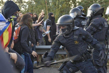 Los Mossos cargan contra unos manifestantes que cortaban la AP7, la semana pasada-GLÒRIA SÁNCHEZ ICONNA