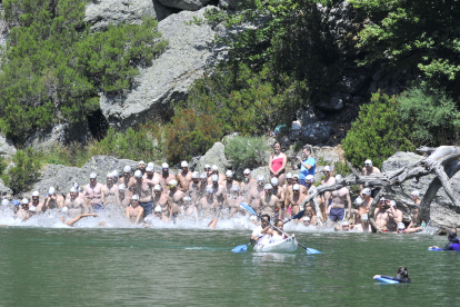 La Travesía a Nado de la Laguna Negra es la prueba más antigua de las que se disputan en la provincia y el domingo 7 de agosto cumplirá su 65 edición. HDS