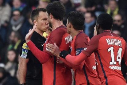 Thiago Motta cara a cara con el árbitro.-AFP / JEAN-SEBASTIEN EVRARD